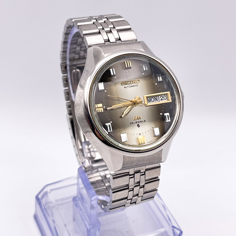 Seiko Seiko - Lord Matic "Gradient Charcoal Grey Sunburst" [Near-Mint] 深山 (Miyama) – Deep Mountain - 5606-7290 - Men - 1973 vintage watch - image 4