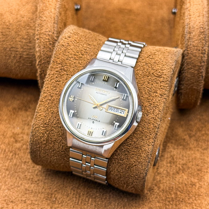 Seiko Seiko - Lord Matic "Gradient Charcoal Grey Sunburst" [Near-Mint] 深山 (Miyama) – Deep Mountain - 5606-7290 - Men - 1973 vintage watch - image 11