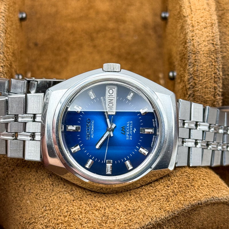 Seiko Seiko - Lord Matic Special "Gradient Deep Blue Sunburst" 青嵐 (Ao Arashi) – Blue Storm - 5216-6020 - Men - 1974 vintage watch - image 12